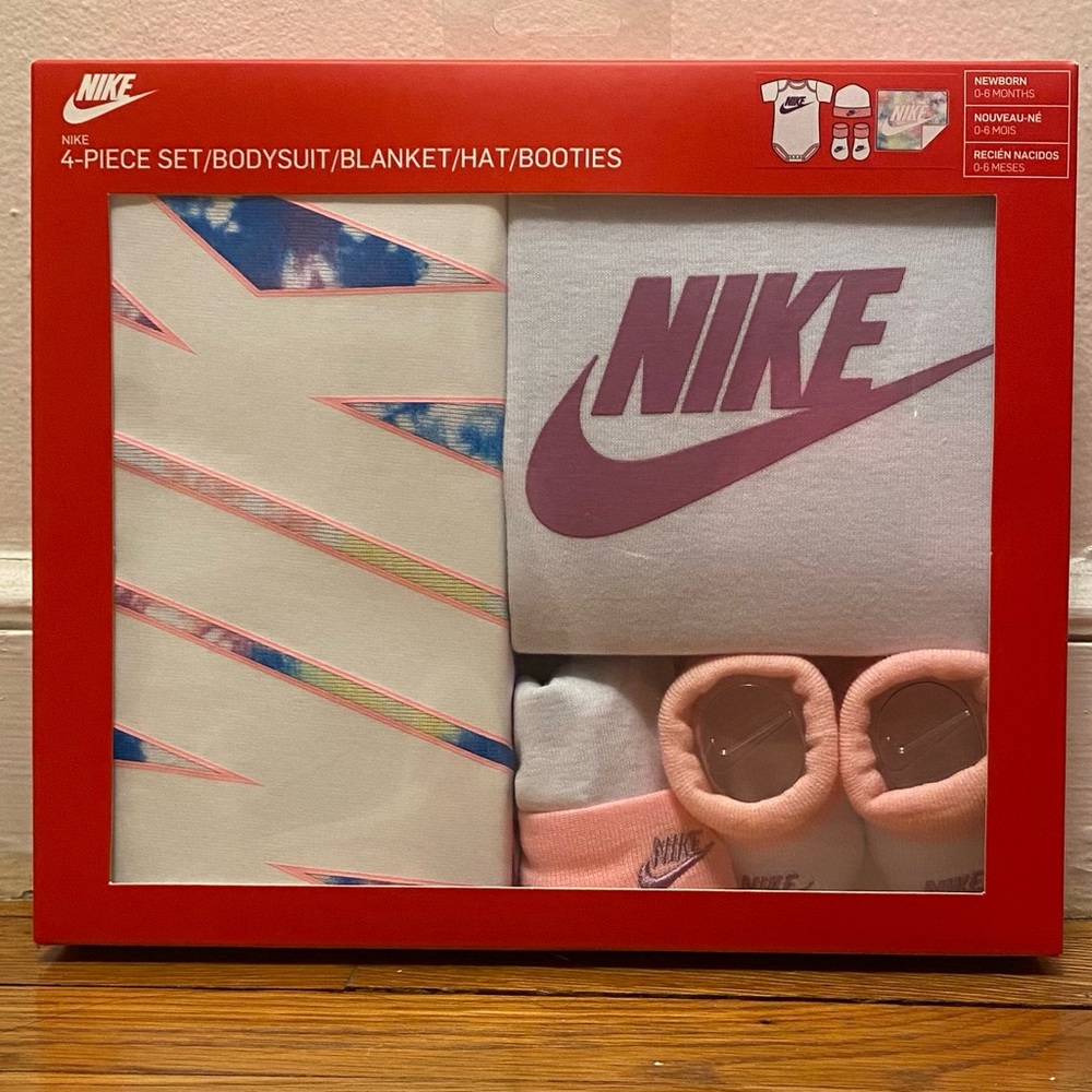 Nike 4-Piece Newborn Set NEW Gift Set Baby Shower 0-6 months